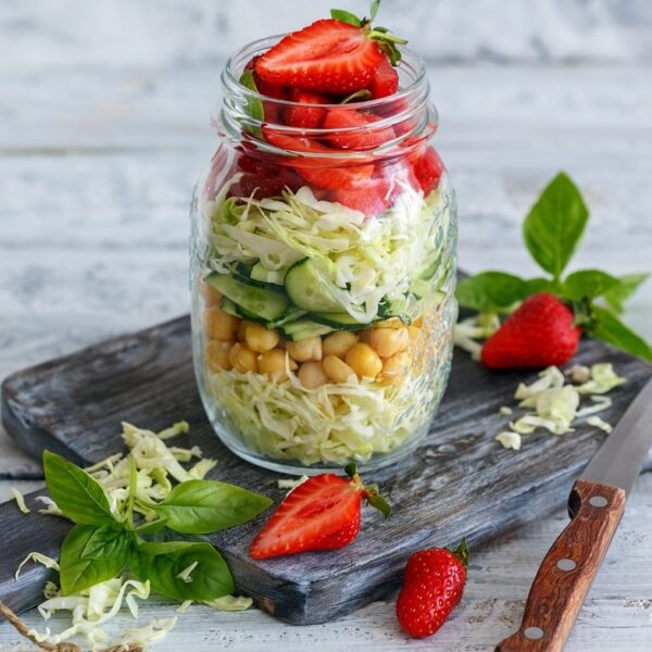 Weißkohl-Gurken-Salat mit Erdbeeren