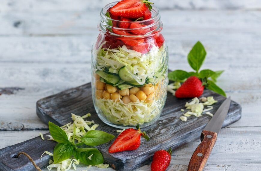 Weißkohl-Gurken-Salat mit Erdbeeren